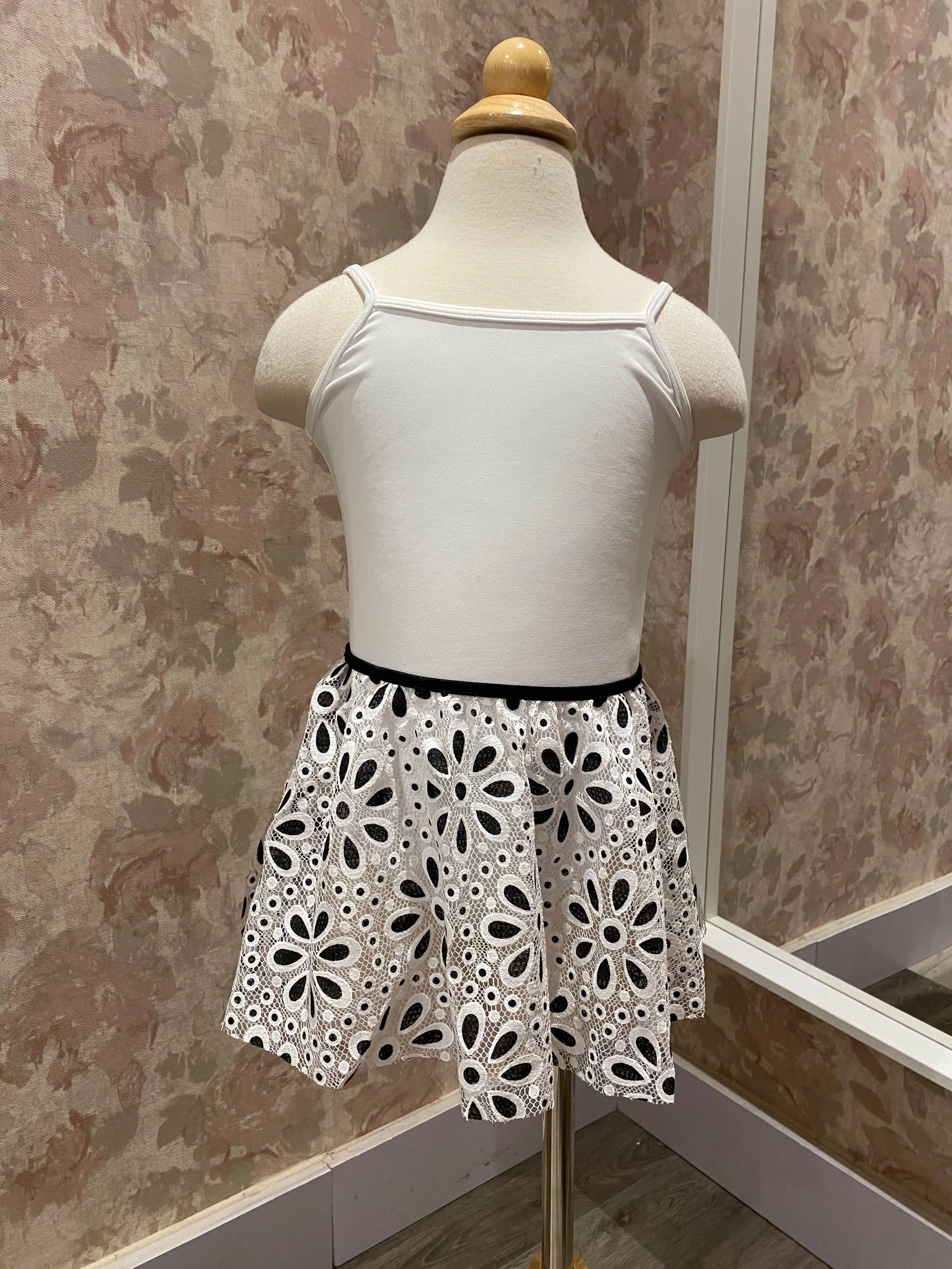 Girls Black/White Daisy Pull on Skirt